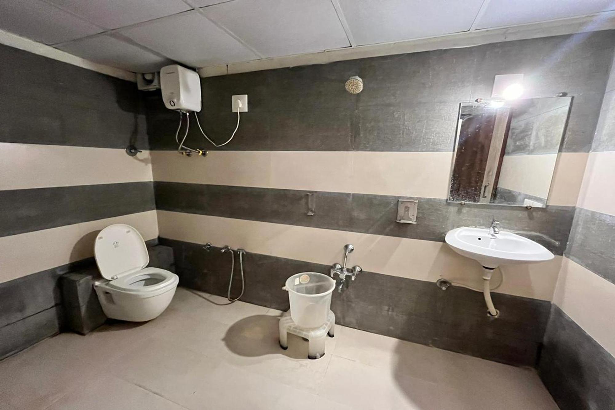 Hotel Kalyan Palace Batwa Экстерьер фото